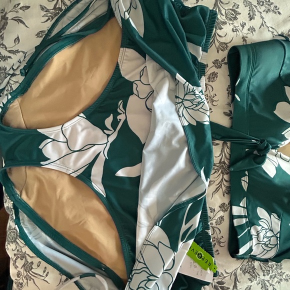 NEW Swim by Cacique 18 lightly lined no wire top w/ bottom adjustable sides. - Picture 2 of 6